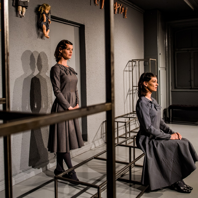 Theater Ariane: Die rote Jungfrau - mit Rachel Matter+Mona Petri.  Regie: Jordi Vilardaga 